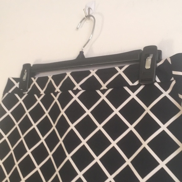 🖤🤍Banana Republic pencil skirt, size 6 Like New! - Picture 3 of 9